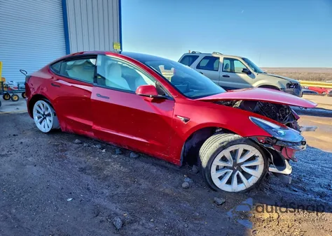 2021 Tesla Model 3 z USA, uszkodzony, nr VIN 5YJ3E1EB0MF053495